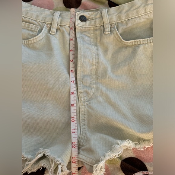 Free People We the Free Women's light wash denim cutoffs. Size 28 - Picture 7 of 9